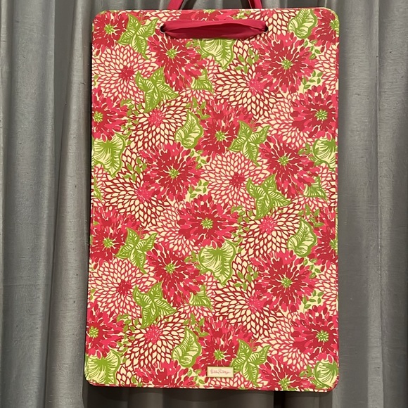 Lilly Pulitzer Magnetic Board with 4 magnets - Picture 2 of 16